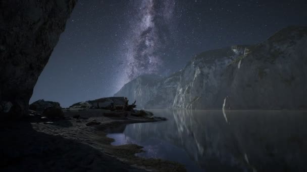 Hiperlapso de cielo estrellado nocturno con playa de montaña y océano — Vídeos de Stock