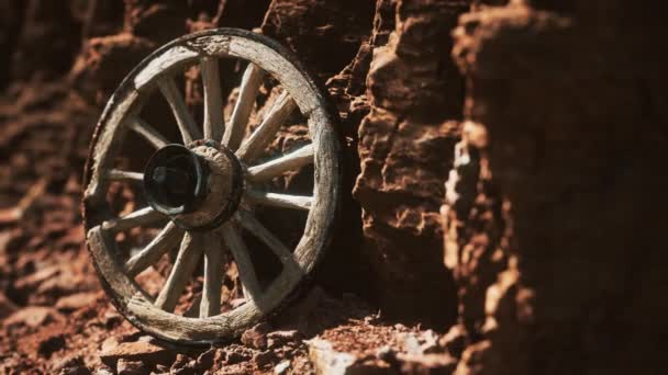 Vieja rueda de carro de madera sobre rocas de piedra — Vídeo de stock