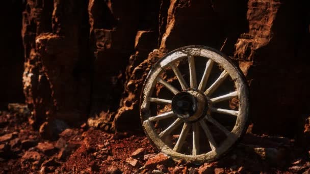 Старе дерев'яне візкове колесо на кам'яних каменях — стокове відео