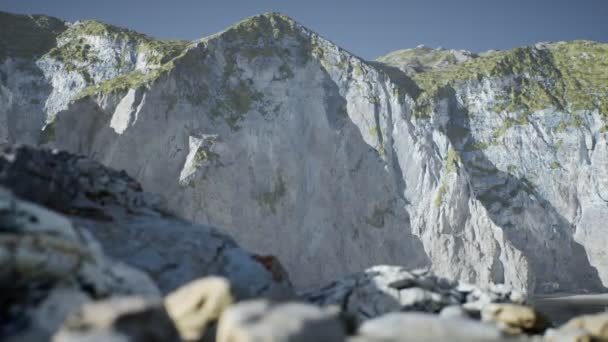 Sandstrand bland klippor vid Atlanten — Stockvideo