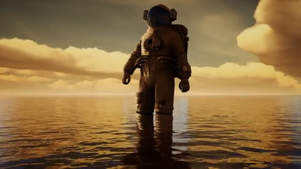 Homme de l'espace dans la mer sous les nuages au coucher du soleil Séquence Vidéo Libre De Droits