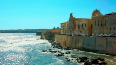 Deniz kenarında eski şehir