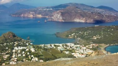 Beyaz bulutların üzerinde Adası