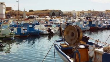 Küçük bir balıkçı gemileri ile sabitlemek