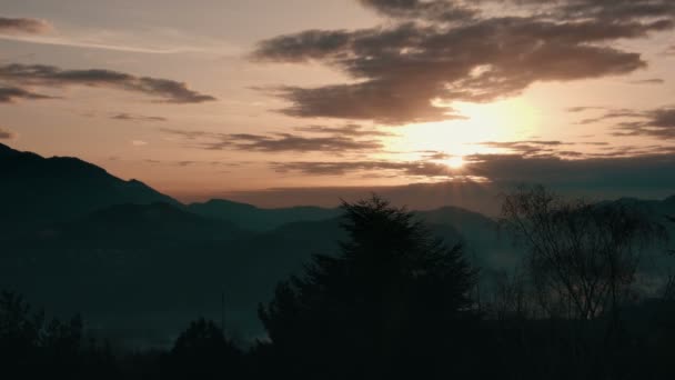 Mañana en las montañas con nubes — Vídeos de Stock