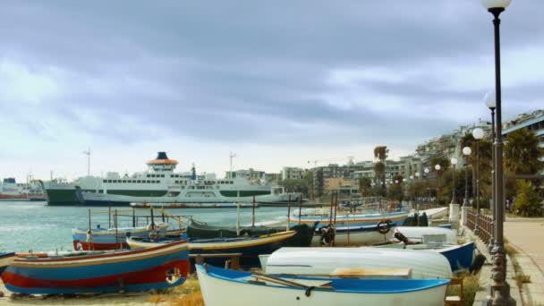 Båtar på sanden nära docka — Stockvideo