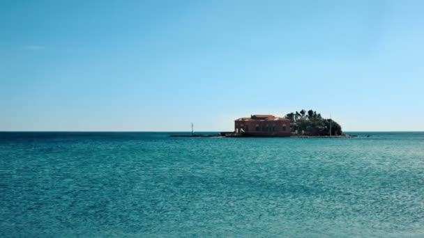 Île avec maison en mer — Video