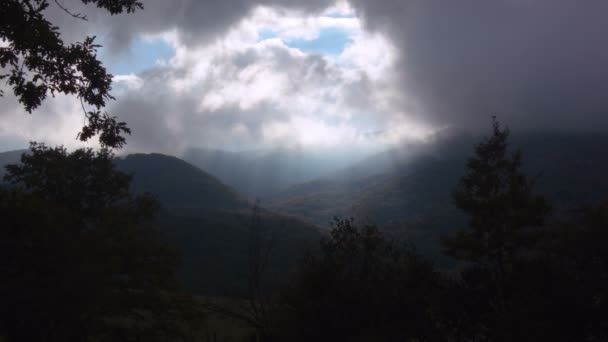 Mañana en montañas alpinas — Vídeos de Stock