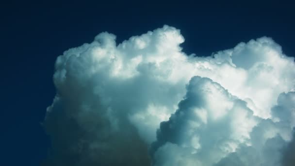 Nubes blancas en un cielo azul — Vídeos de Stock