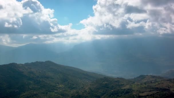 Nubes blancas sobre montañas — Vídeos de Stock