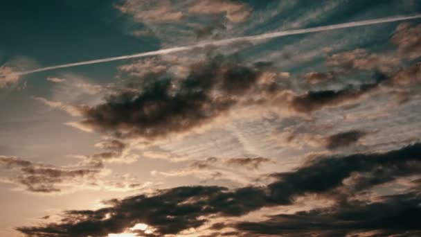 Nubes al amanecer y rastro de jet — Vídeos de Stock