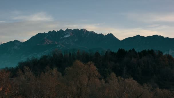 Morgon i alpina berg — Stockvideo