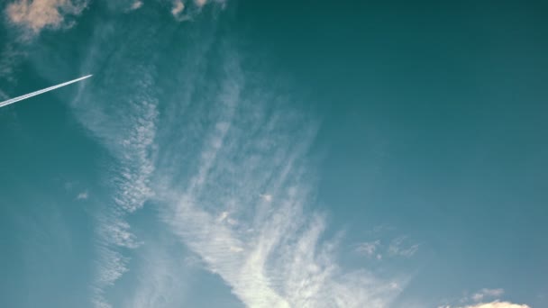 Nuvens no céu azul e rastro de jato — Vídeo de Stock