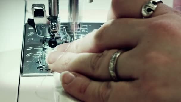Kvinna hand sy en vit textil — Stockvideo