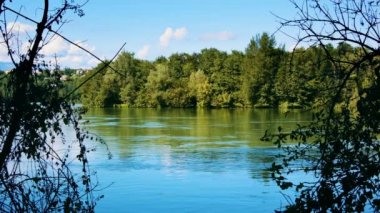 Bir nehri geçen küçük gemi