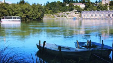 Bir nehri geçen küçük gemi