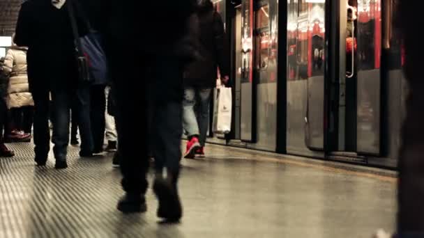 米兰乘客离开地铁列车 — 图库视频影像