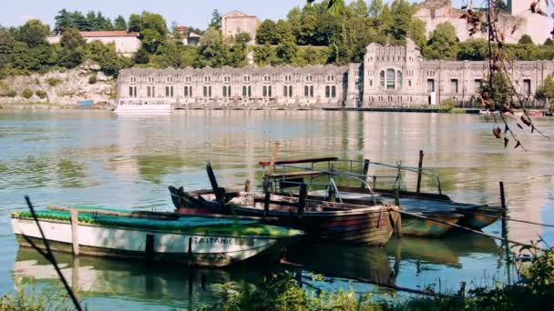 Flusslandschaft mit kleinen Fischerbooten — Stockvideo