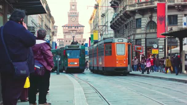 Milano turuncu tarafından geçen tramvay — Stok video