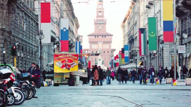 Milano oranžovou tramvají kolem — Stock video