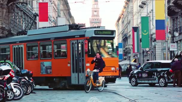 밀라노 오렌지 전차 지나가는 — 비디오