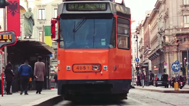 Milano turuncu tarafından geçen tramvay — Stok video