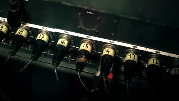 Cables XLR conectados a la parte posterior de un escritorio de la consola de mezcla, codificados por números . — Vídeos de Stock