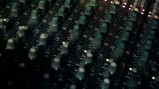 Close-up panning shot of EQ Knobs em uma mesa de console de mistura . — Vídeo de Stock