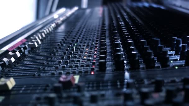 Audio ingenieur steken tape naar zijn mengpaneel console. — Stockvideo