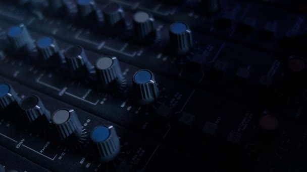 Plan rapproché des boutons d'égalisation sur un bureau de console de mixage . — Video