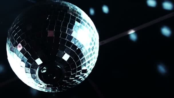 Disco mirrorball discobal spinnen en weerspiegelt licht in een club-locatie — Stockvideo