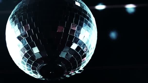Disco mirrorball discoball spinning, és fényvisszaverő fény a klub helyszíne