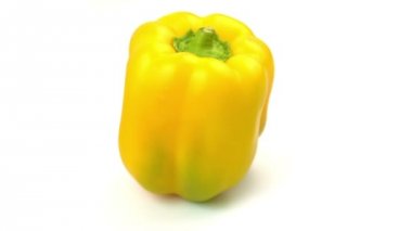 Beyaz arkaplanda sarı biber