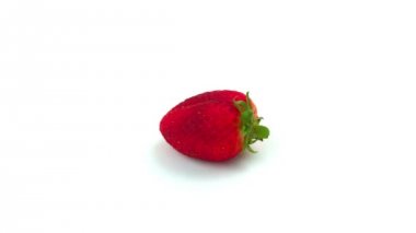 Beyaz arkaplanda çilek