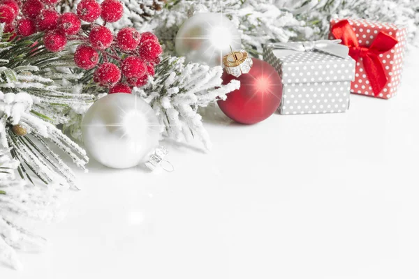 Decoración de Navidad sobre fondo blanco — Foto de Stock