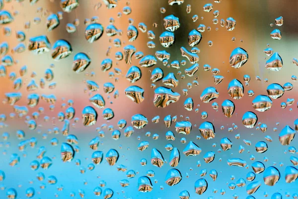 Abstrakter Hintergrund mit Wassertropfen und verzerrten Fenstern der Häuser lizenzfreie Stockbilder