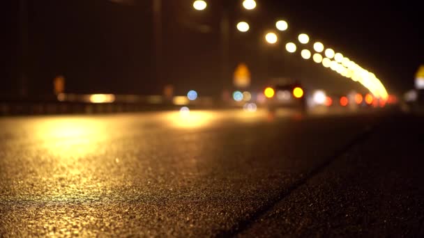 Yağmur gece yolu boyunca hız arabalar. Renkli bokeh daireler. — Stok video