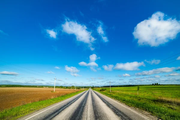 Lege weg op het platteland — Stockfoto