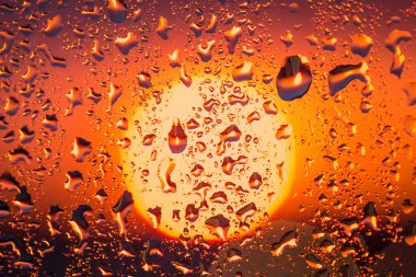 Cam arkaplanındaki damlalar