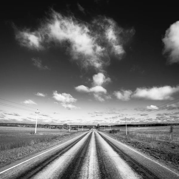 Пустая дорога в сельской местности — стоковое фото