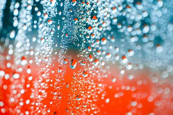 Goccia di pioggia su sfondo arancione — Foto Stock