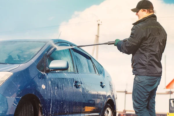 Niebieski samochód myjący na świeżym powietrzu — Zdjęcie stockowe