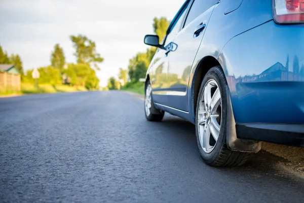 Auto auf Landstraße — Stockfoto