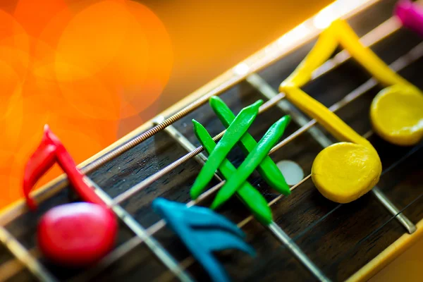 Clay poznámky na struny kytary — Stock fotografie