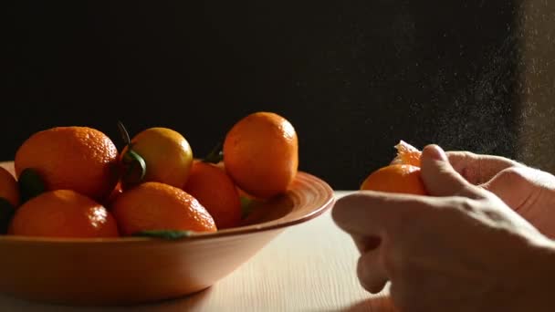 Händerna på man skal tangerine — Stockvideo