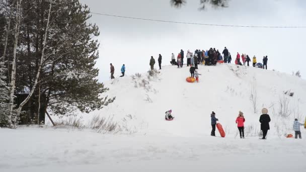 儿童和成人在雪上滑行油管 — 图库视频影像