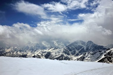 Elbrus 'un yamacından, Baksan Boğazı' ndan geçerek Kafkasya 'nın ana sırtına bakın..