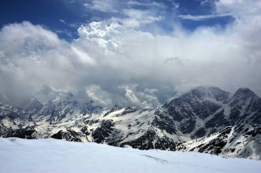 Elbrus 'un yamacından Kafkas Dağları' nın dağ sırasının görüntüsü.