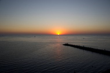 Günbatımında Karadeniz kıyısı.