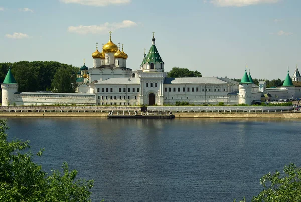 Ipatievklostret Vid Floden Kostromas Strand Kostroma Regionen Stockfoto